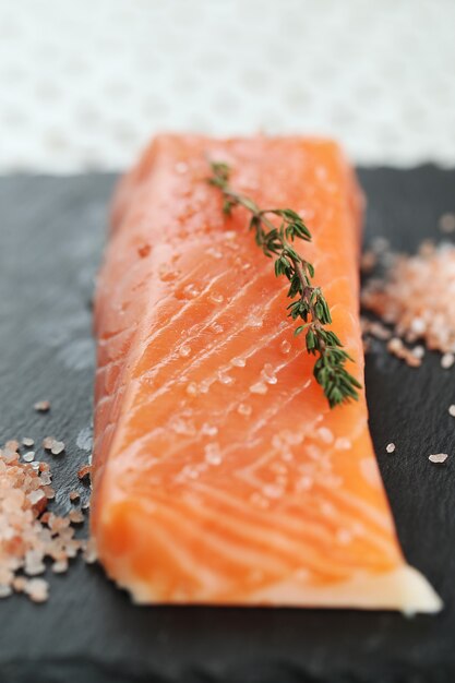 Salmón crudo con sal rosada y romero