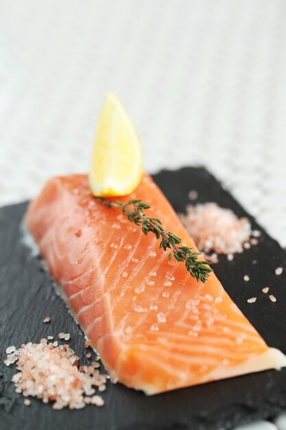 Salmón crudo con sal rosada y romero