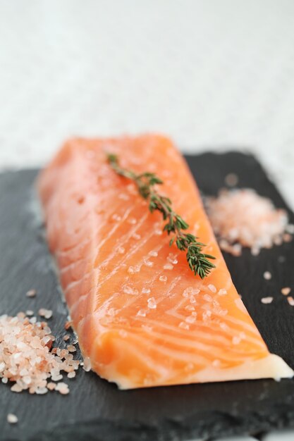 Salmón crudo con sal rosada y romero