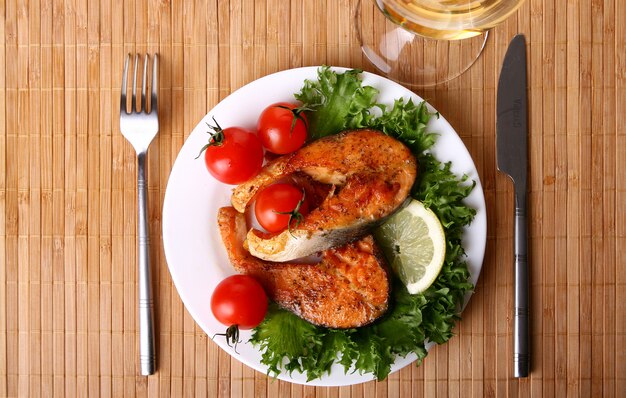 Salmón fresco adornado con ensalada