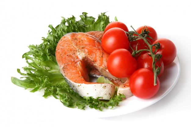 Salmón fresco adornado con ensalada