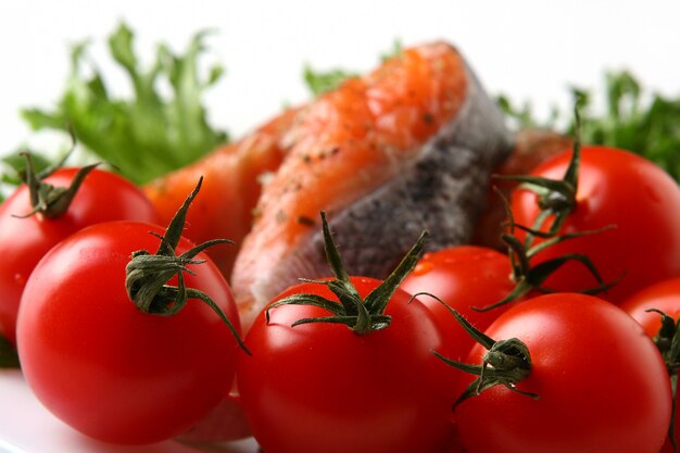 Salmón fresco adornado con ensalada