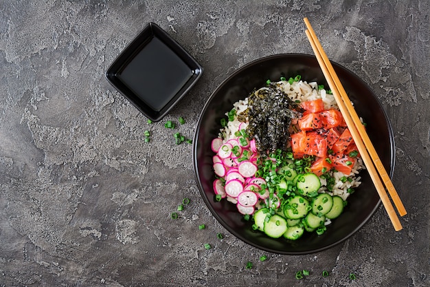 Salmón hawaiano poke bowl con arroz. Vista superior. Lay Flat