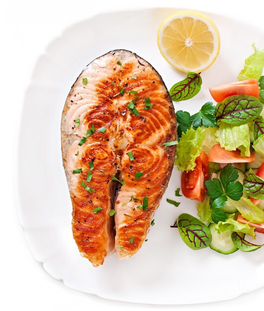 Salmón a la plancha con ensalada