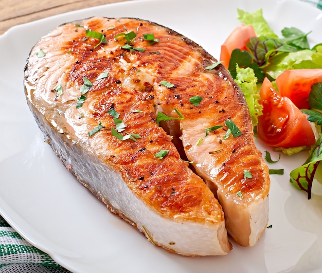 Salmón a la plancha con ensalada