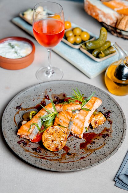 salmón a la plancha con salsa de limón y verduras