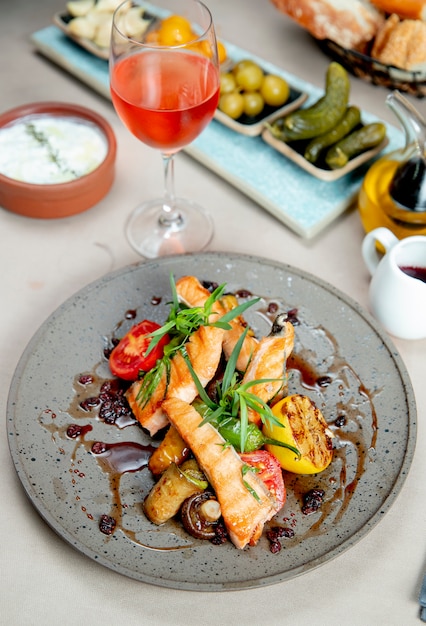 Salmón a la plancha con tomates limón, setas y verduras