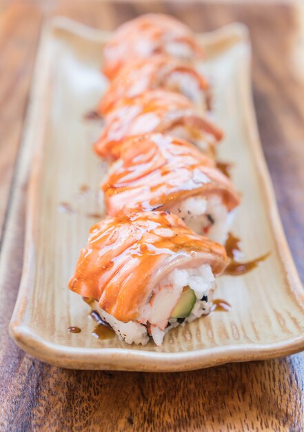 salmón quemado maki con salsa teriyaki