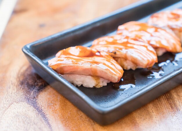 salmón quemado sushi con salsa teriyaki