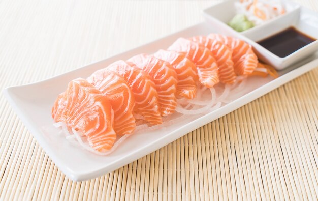 Salmón sashimi crudo