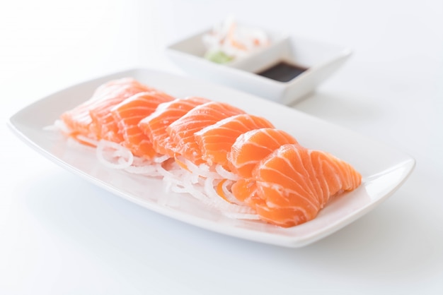Salmón sashimi crudo