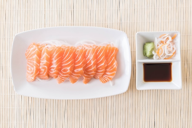 Salmón sashimi crudo