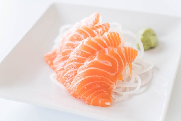 Salmón sashimi crudo