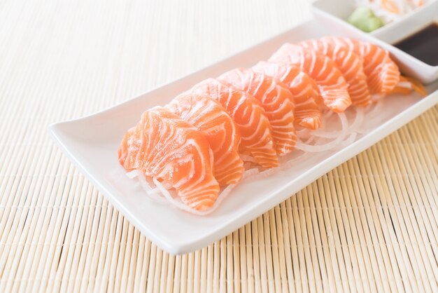 Salmón sashimi crudo