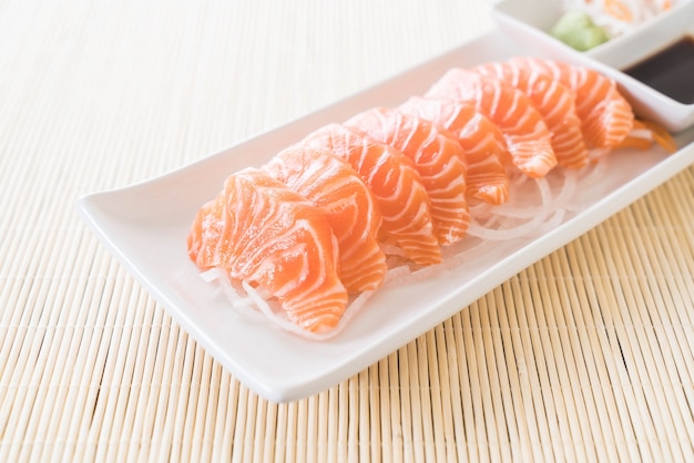 Salmón sashimi crudo