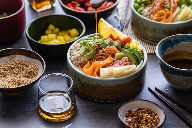 Salmón con verduras sobre fotografía de arroz