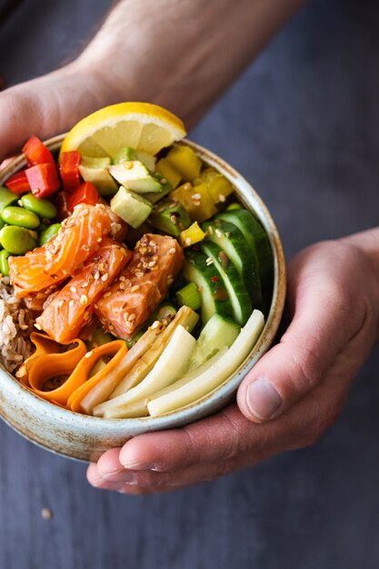 Salmón con verduras sobre fotografía de arroz