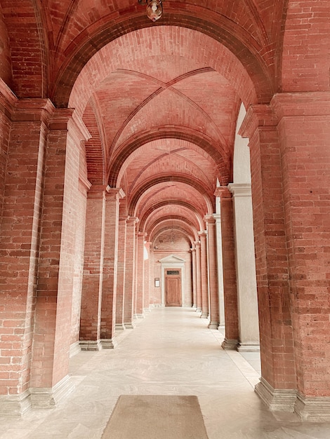 Salón con arcos en Santa Maria, Italia