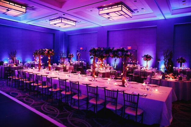 Salón de banquetes decorado con flores.