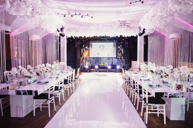 Salón de bodas preparado