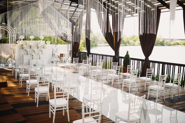 Foto gratuita salón de bodas con vista al lago