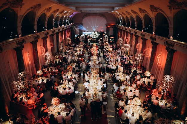 Salón de celebraciones lleno de invitados