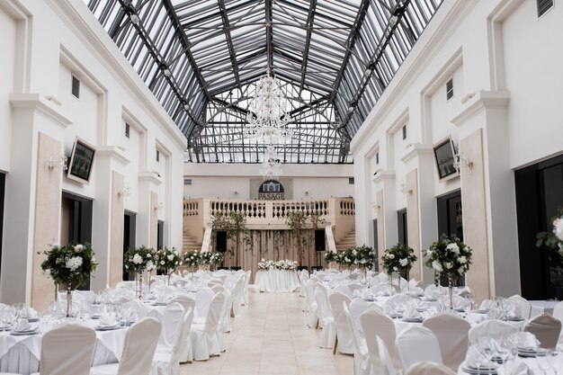 Salón decorado para bodas está listo para la celebración