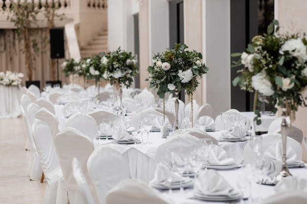 Salón decorado para un evento.