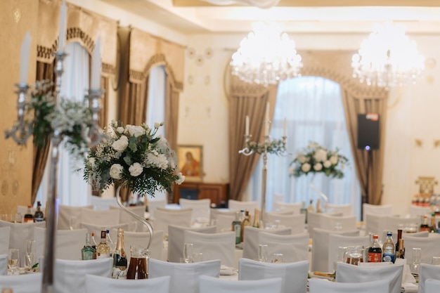 Salón decorado en el restaurante para una boda.