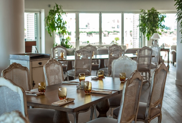 Salón de eventos mesa de madera con sillas rústicas