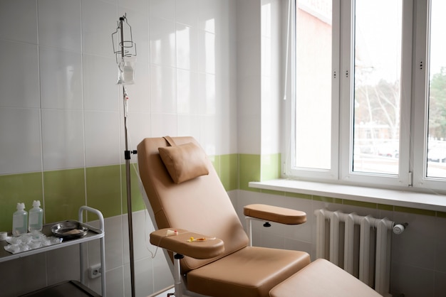 Foto gratuita salón médico listo para el tratamiento de quimioterapia