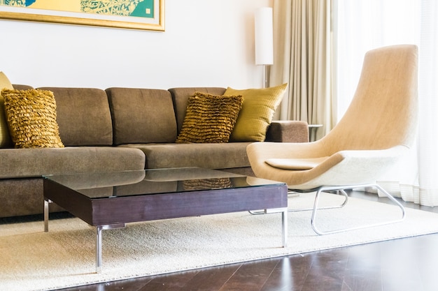 Salón ordenado con un sofá y una mesa de madera