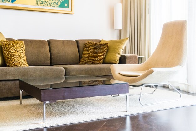 Salón ordenado con un sofá y una mesa de madera