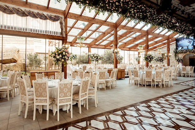 Salón del restaurante adornado con flores.