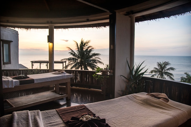 Salón de spa con vista a la playa