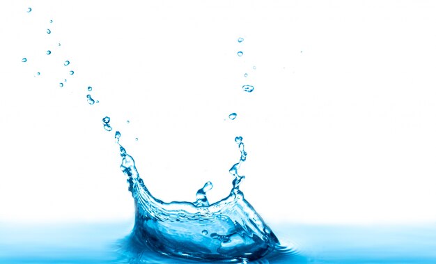 salpicaduras de agua aisladas sobre un fondo blanco