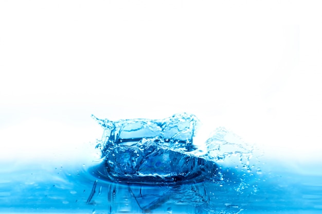 Foto gratuita salpicaduras de agua aisladas sobre fondo blanco