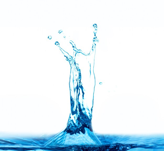 salpicaduras de agua aisladas sobre un fondo blanco