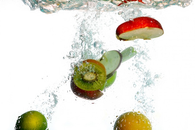 Salpicaduras de agua con frutas frescas