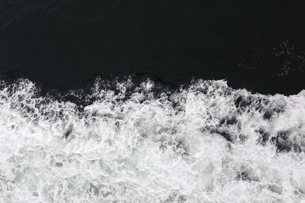 Salpicaduras de agua en el mar