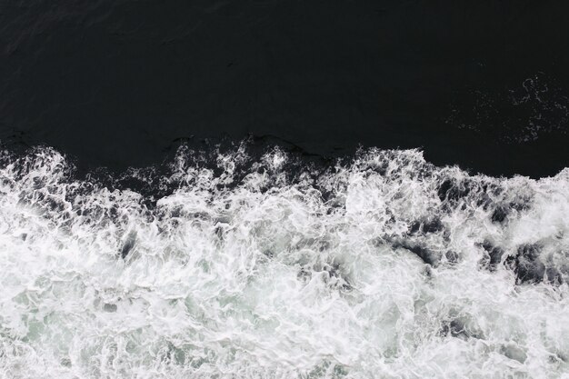 Salpicaduras de agua en el mar