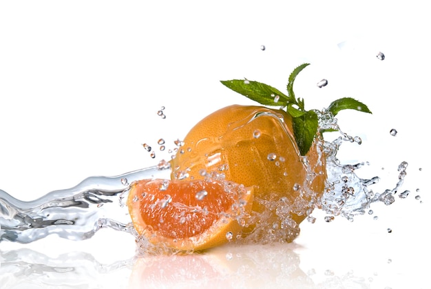 Salpicaduras de agua en naranja con menta aislado en blanco