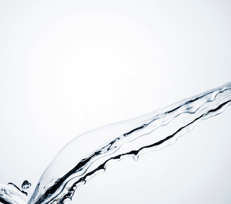 Foto gratuito salpicaduras de agua realista de primer plano sobre fondo blanco