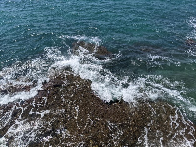 Salpicaduras de agua sobre las rocas en Akko Israel