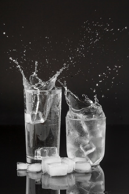 Salpicaduras de agua en vasos transparentes