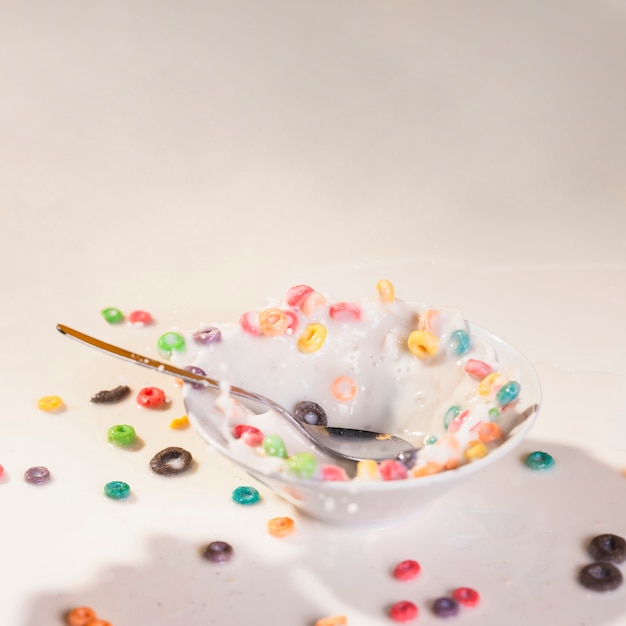 Salpicaduras de ángulo alto en un tazón con leche y cereales