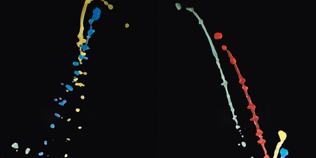 Salpicaduras de gotas de agua de colores sobre fondo oscuro