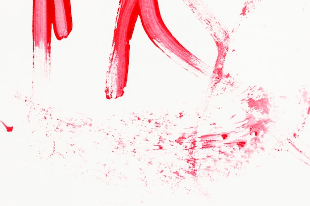 Salpicaduras de pintura roja sobre fondo blanco.