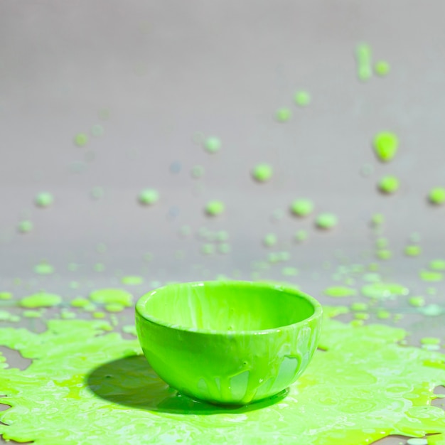 Foto gratuita salpicaduras de pintura verde y fondo abstracto de taza