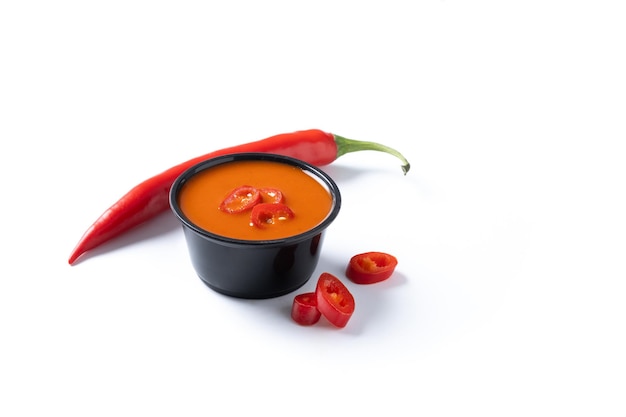 Foto gratuita salsa de chile picante en un recipiente aislado sobre fondo blanco.